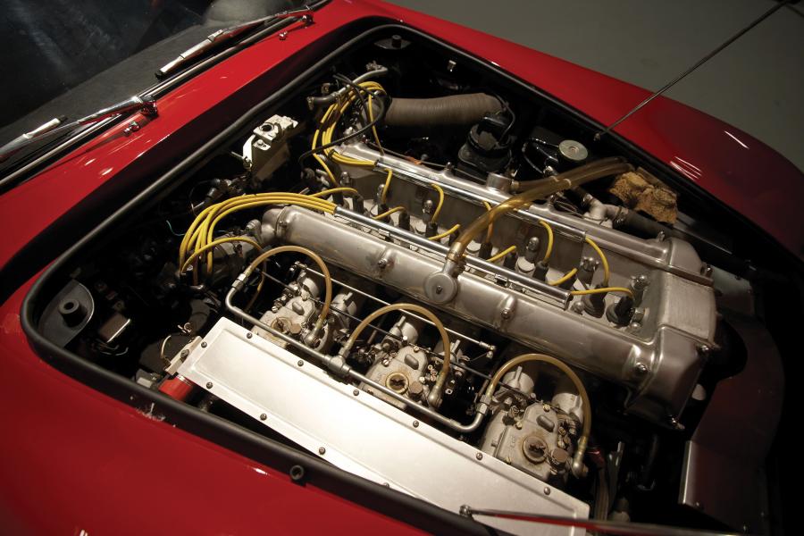 Моторный отсек Aston Martin DB4 GT Lightweight 1963 года  (фото 11 из 13)